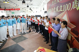 校领导与载誉归来的师生共庆党的百年华诞